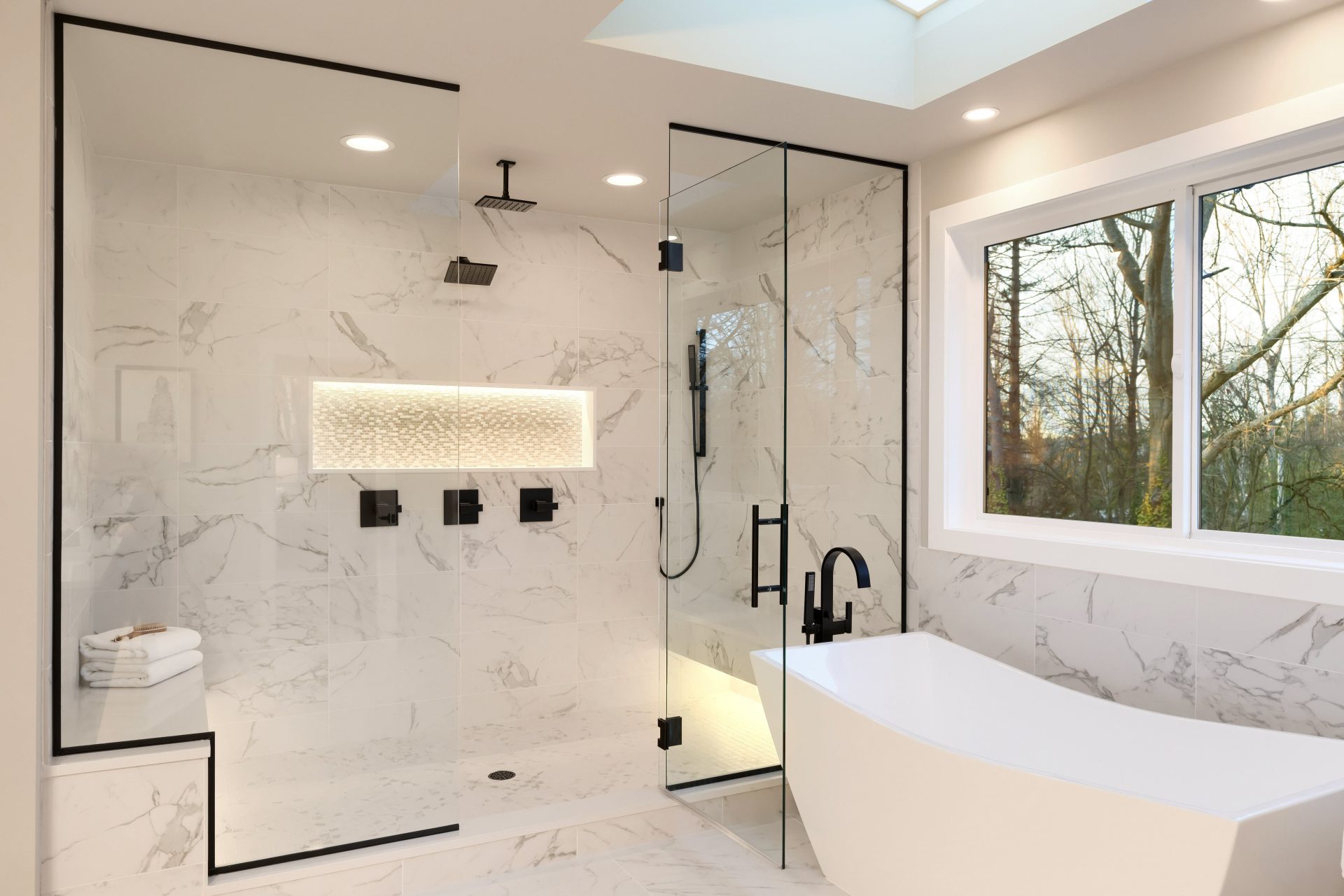 Salle de bain moderne avec une douche à partir de marbre blanc et de mosaïque