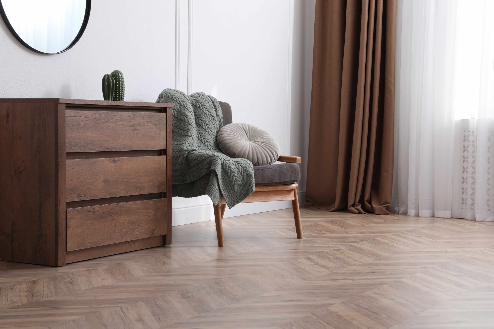 Salon moderne avec parquet en bois foncé et un mobilier en bois foncé élégant. 