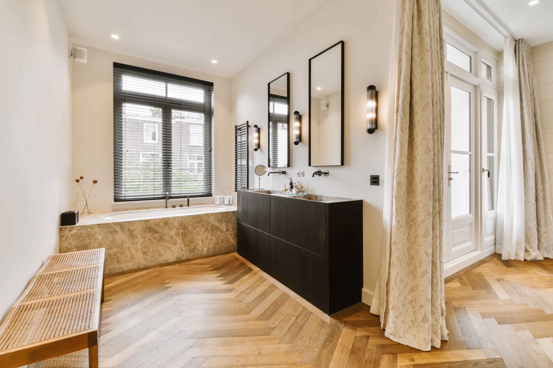 Parquet en bois clair dans une salle de bain ouverte avec baignoire